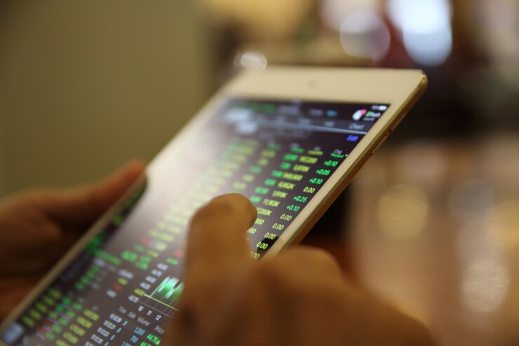 الفرق بين تداول العملات الرقمية وتداول الأسهم